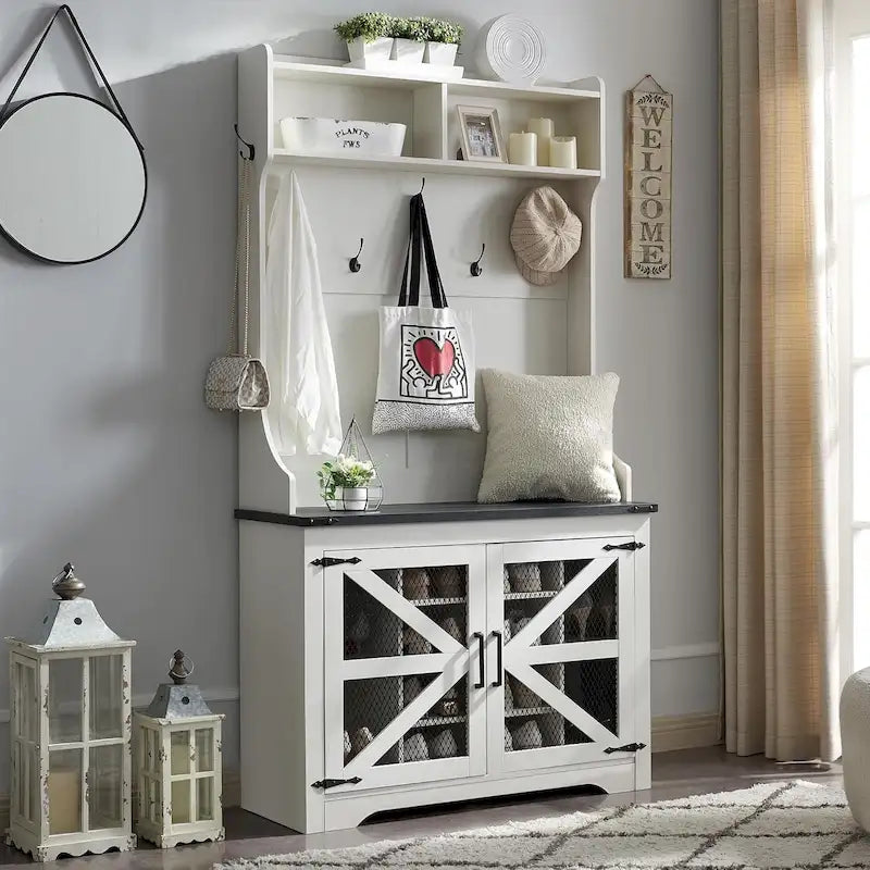 Meuble d'entrée de style campagnard avec banc à chaussures et patères, blanc