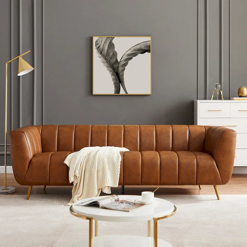 Canapé Mid-Century Modern en Cuir Pleine Fleur Capitonnée, Pieds Métal Doré, Coloris Havane