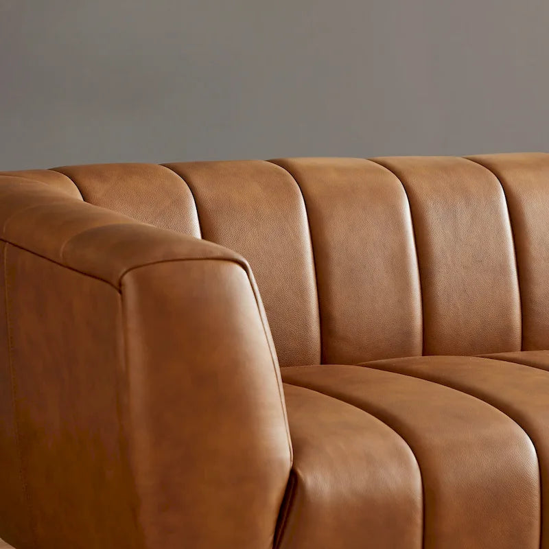 Canapé Mid-Century Modern en Cuir Pleine Fleur Capitonnée, Pieds Métal Doré, Coloris Havane