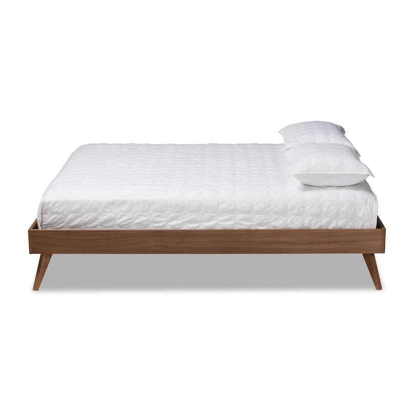 Lit plateforme en caoutchouc de noyer brun de style Mid-Century Modern avec pieds inclinés