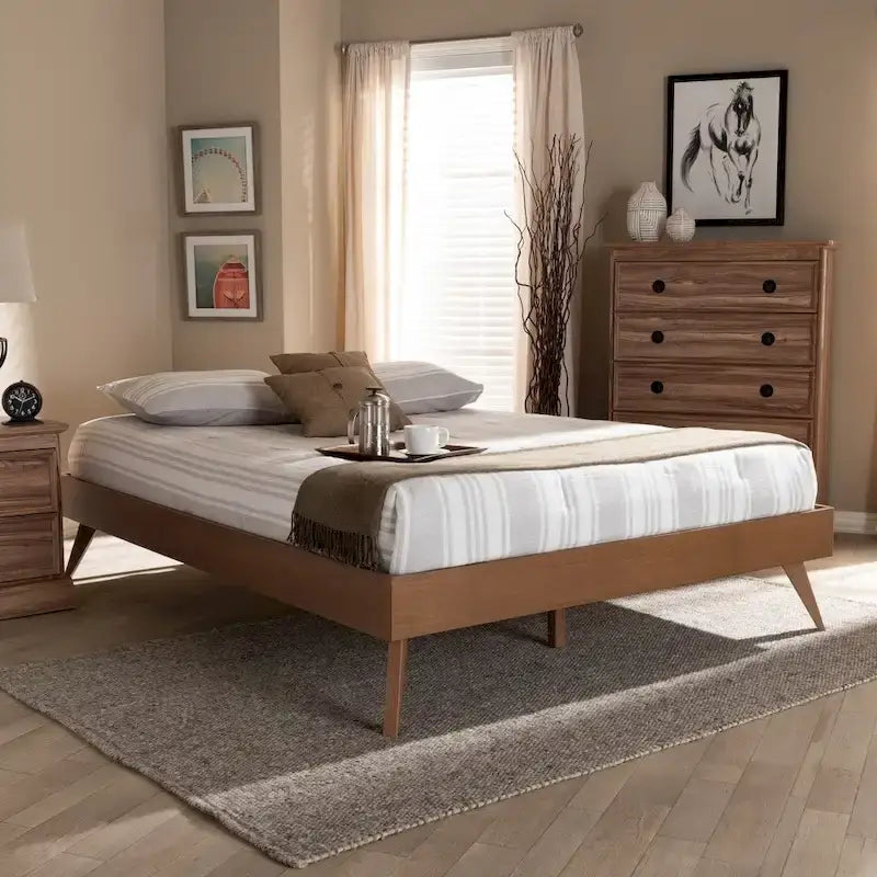 Lit plateforme en caoutchouc de noyer brun de style Mid-Century Modern avec pieds inclinés