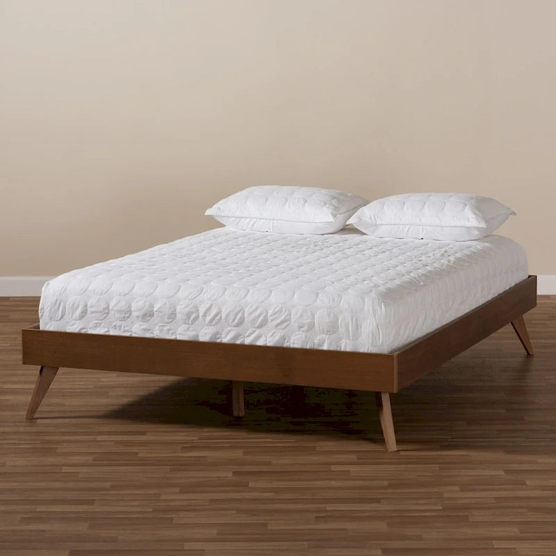 Lit plateforme en caoutchouc de noyer brun de style Mid-Century Modern avec pieds inclinés