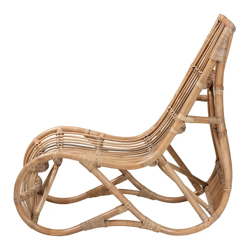 Fauteuil de salon bohème en rotin brun naturel, assise basse ajourée