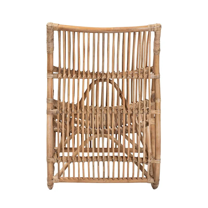 Fauteuil de salon bohème en rotin brun naturel, assise basse ajourée