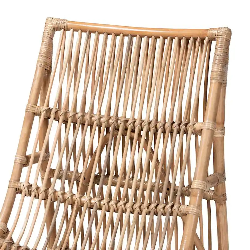 Fauteuil de salon bohème en rotin brun naturel, assise basse ajourée