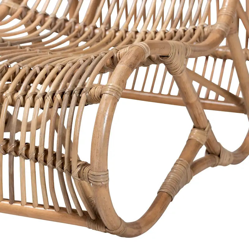 Fauteuil de salon bohème en rotin brun naturel, assise basse ajourée