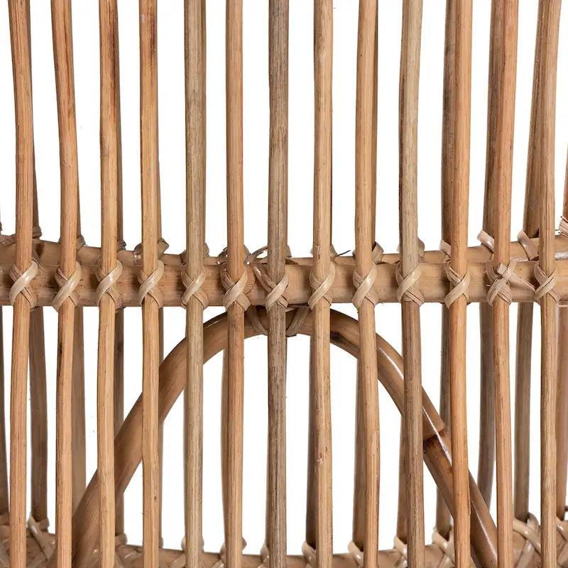Fauteuil de salon bohème en rotin brun naturel, assise basse ajourée