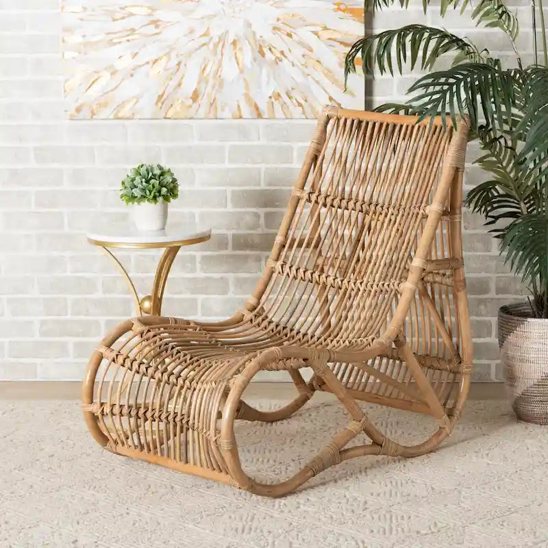 Fauteuil de salon bohème en rotin brun naturel, assise basse ajourée
