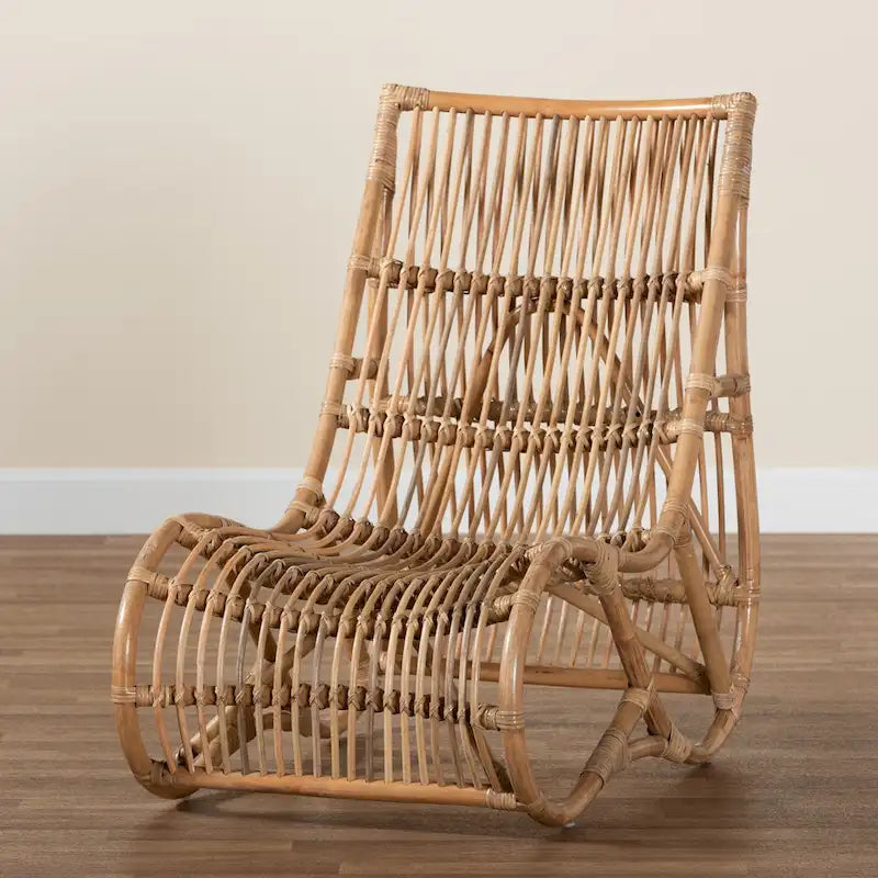 Fauteuil de salon bohème en rotin brun naturel, assise basse ajourée
