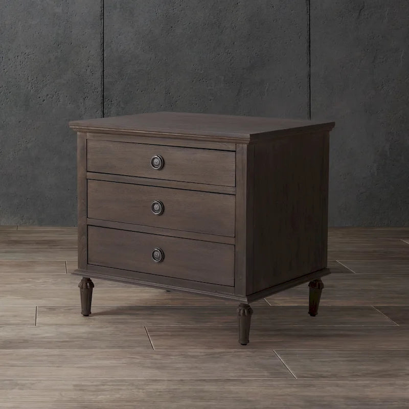 Table de chevet en bois à 3 tiroirs avec pieds tournés cannelés et poignées à anneaux en laiton vieilli, marron clair