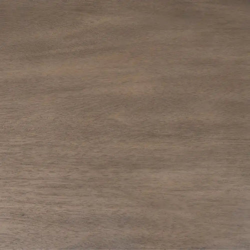 Table de chevet en bois à 3 tiroirs avec pieds tournés cannelés et poignées à anneaux en laiton vieilli, marron clair