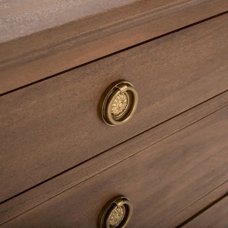 Table de chevet en bois à 3 tiroirs avec pieds tournés cannelés et poignées à anneaux en laiton vieilli, marron clair