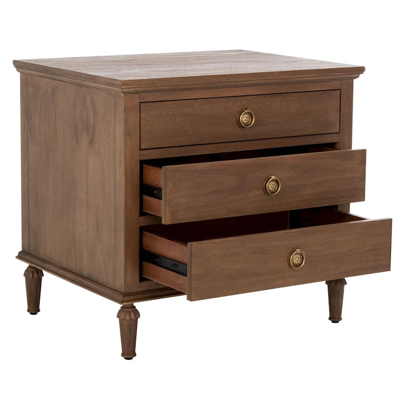 Table de chevet en bois à 3 tiroirs avec pieds tournés cannelés et poignées à anneaux en laiton vieilli, marron clair