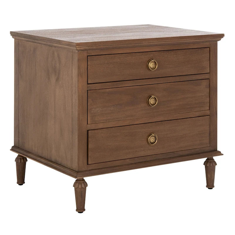 Table de chevet en bois à 3 tiroirs avec pieds tournés cannelés et poignées à anneaux en laiton vieilli, marron clair