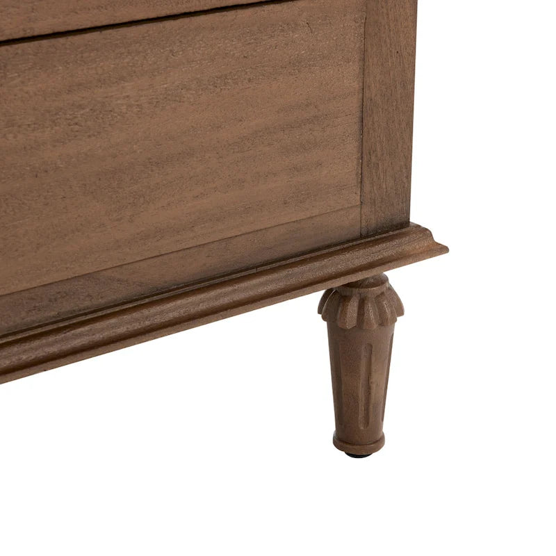 Table de chevet en bois à 3 tiroirs avec pieds tournés cannelés et poignées à anneaux en laiton vieilli, marron clair